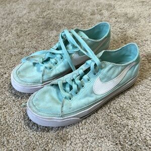 Nike Women’s Seafoam Canvas Low Top Shoes Size 7